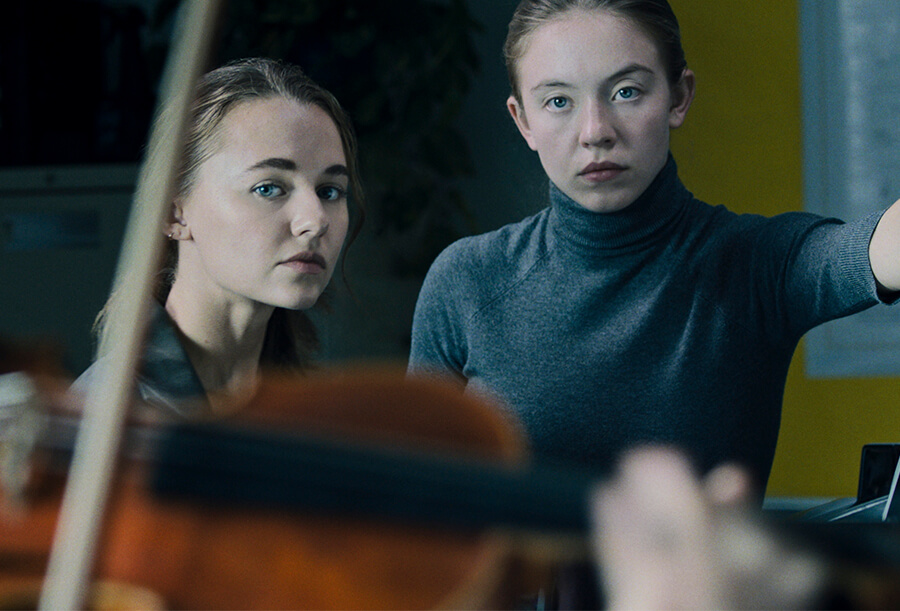 Madison Iseman as Vivian and Sydney Sweeney as Juliet